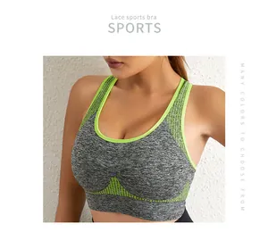 Gros plan d'un soutien-gorge de sport gris et vert citron avec détails en mesh
