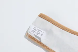 Détail de l'étiquette d'entretien indiquant la composition pour un string pour femme