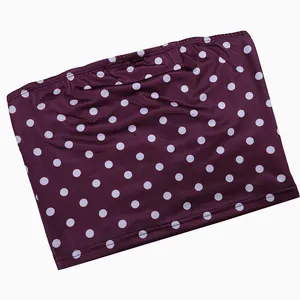 Detailansicht eines lila Bandeau-Tops mit klassischem weißen Punktemuster-Design.