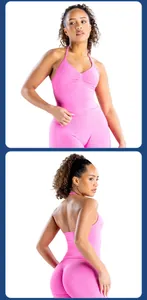 Gedetailleerde weergave van de voor- en achterkant van een roze yoga-top en broek
