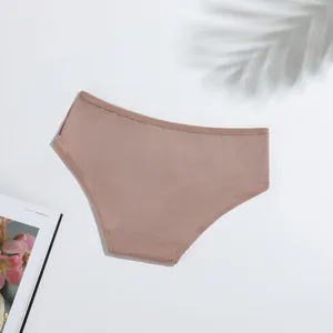 Gedetailleerde weergave van ademende effen kleur melkzijde damesslips in beige