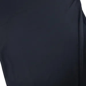 Détail en gros plan montrant la texture fine et les coutures d'une robe d'été noire