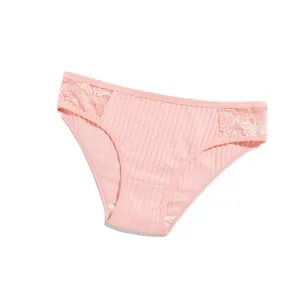 Culotte rose pour femme en coton côtelé avec empiècements en dentelle sur les côtés.
