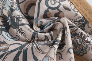 Détail macro d'un tissu en soie de lait doux à imprimé floral pour lingerie féminine