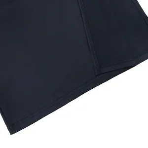 Gros plan détaillé montrant les coutures et l'ourlet d'une robe noire sexy ajourée.