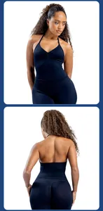 Voor- en achteraanzicht van een zwarte slim-fit halter-yoga-tanktop voor dames fitness