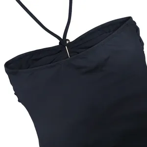 Détail d'une élégante robe dos nu noire avec une décoration métallique raffinée