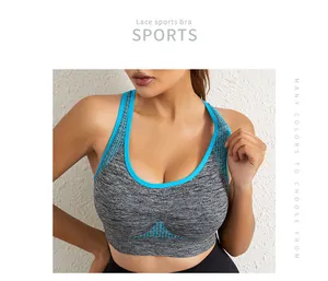 Détail rapproché d'un soutien-gorge de sport gris et bleu sans armatures pour yoga