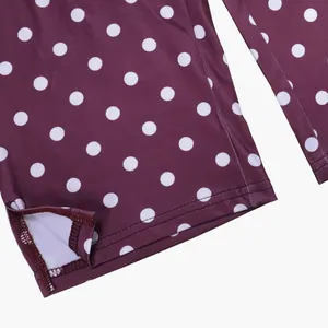 Detaillierte Makroansicht des lila gepunkteten Caprihosen-Saums mit Seitenschlitz-Design