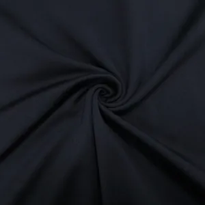 Gros plan sur un tricot noir de haute qualité montrant une texture douce et un grain fin