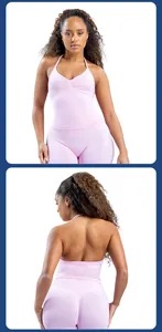 Voor- en achterkant detail van de roze halter yoga tanktop en legging set