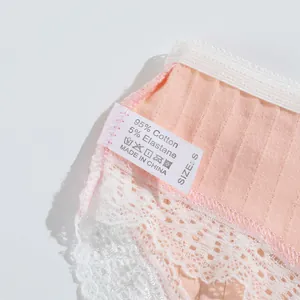 Gros plan détaillé montrant l'étiquette de taille S d'une culotte en coton côtelé