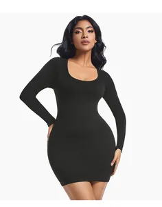 Λεπτομερής μπροστινή όψη ενός μαύρου ριμπ μίνι εφαρμοστού φορέματος με μακριά μανίκια και U-λαιμό.