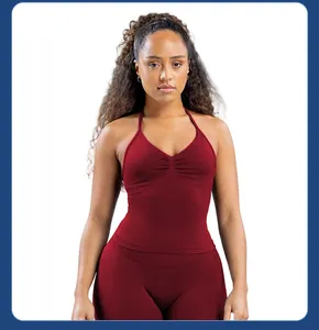 Detailvooraanzicht van een model in een bordeauxrode halter-sportyoga-top, sneldrogend
