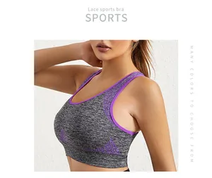 Vue détaillée d'un soutien-gorge de sport sans couture gris et violet sur un mannequin