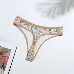 Vue détaillée d'un string en soie de lait pour femme avec un motif floral vintage
