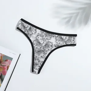 Gros plan sur un string en soie de lait respirant avec imprimé floral et taille noire