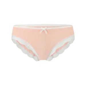 Gros plan sur une culotte en coton côtelé pêche avec dentelle blanche et petit nœud