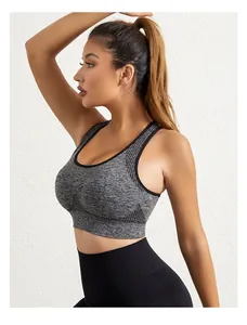 Détail de la vue latérale d'un soutien-gorge de sport gris avec leggings noirs de yoga.