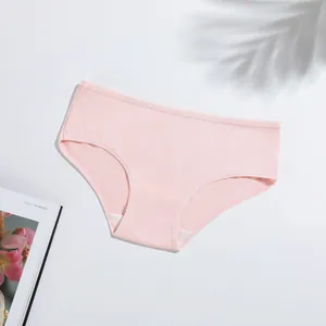 Comfortabele lichtroze melkzijde slip met lage taille voor dames, ademend en zacht