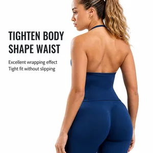 Achteraanzicht van een vrouw in een strakke halter yoga top en blauwe legging.