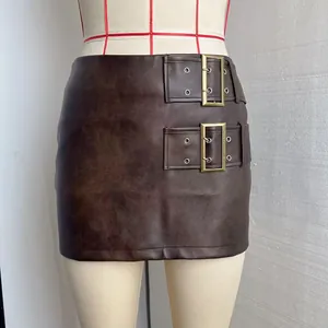 Gros plan sur une mini-jupe vintage en similicuir marron avec doubles boucles décoratives