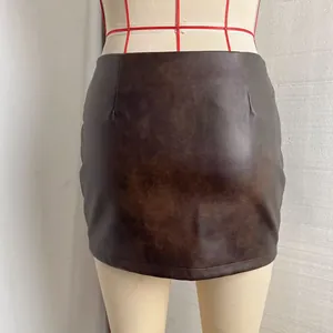 Vue arrière d'une mini-jupe moulante en simili cuir marron vieilli sur un mannequin