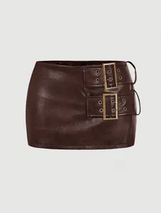Vue détaillée d'une mini-jupe en cuir PU marron avec de doubles boucles en métal