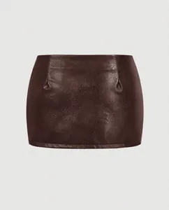 Vue détaillée d'une mini-jupe vintage en similicuir marron foncé avec finition texturée