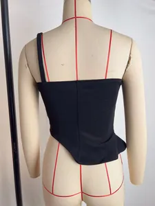 Achteraanzicht van een zwarte mouwloze cropped camisole met asymmetrische zoom top