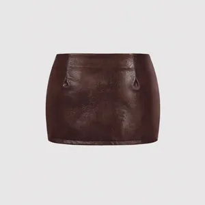 Mini-jupe vintage en similicuir marron foncé moulante et texturée