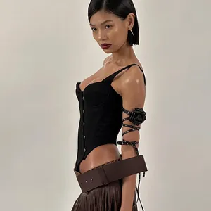 Zwarte corsettop met haak-en-oogsluiting aan de voorkant en een open rug ontwerp