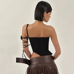 Achteraanzicht van een chique zwarte asymmetrische crop top met één bandje en pasvorm