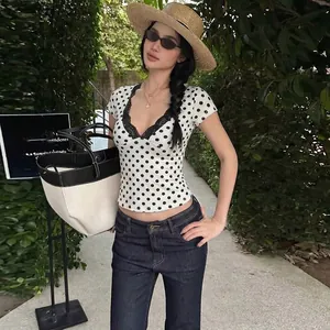 T-shirt attillata a pois con scollo a V e inserti in pizzo per uno stile sexy.