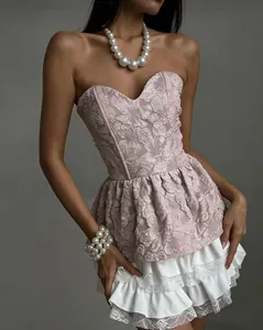 Elegante roze jacquard strapless korsettop met hartvormige hals en ruches peplum.