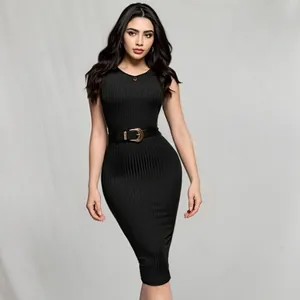 Dettaglio di un abito midi tubino a coste nero senza maniche con cintura dorata elegante.