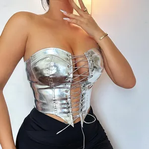 Détail d'un haut corset sexy argenté métallisé à lacets pour femmes