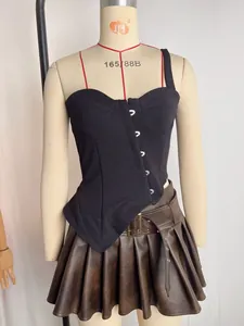 Detail van een zwarte mouwloze one-shoulder corsettop op een etalagepop display
