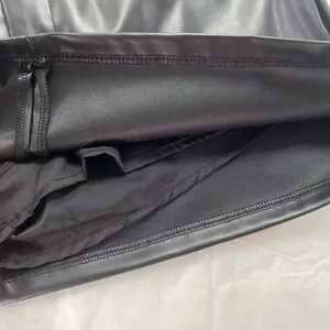 Λεπτομέρεια μαύρης φούστας PU με εσωτερική επένδυση και ραφές υψηλής ποιότητας