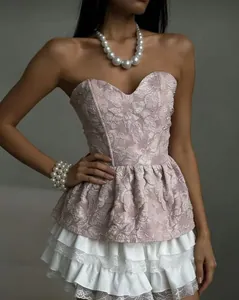 Detailopname van een roze gebloemde jacquard strapless top met een hartvormige hals.