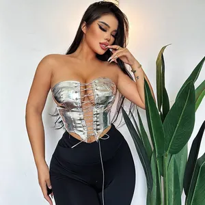 Détail d'un top corset sexy en métal argenté avec laçage à l'avant pour les femmes