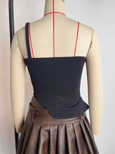 Achteraanzicht van een zwarte crop camisole met asymmetrische zoom op een pop