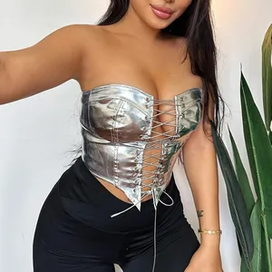 Détail d'un haut corset argenté métallisé avec lacets, haut sexy et tendance pour femme
