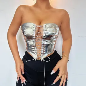 Vue détaillée d'un haut corset argenté sexy avec un design à lacets à l'avant