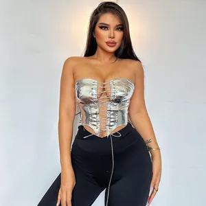 Vue détaillée d'un haut corset sexy argenté métallique à lacets porté par un mannequin