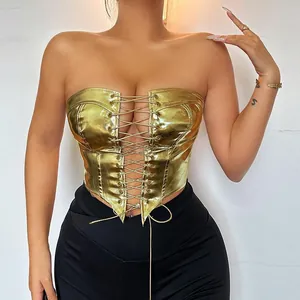 Gros plan d'un corset sexy doré métallisé à lacets pour femme avec fini brillant.