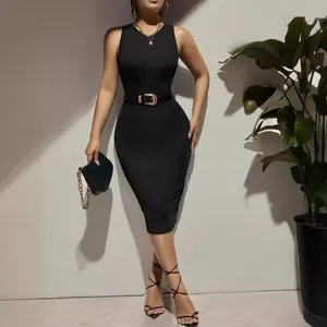 Elegante abito midi a costine senza maniche nero con cintura alla moda per donna moderna