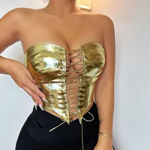 Vue détaillée du design à lacets à l'avant d'un top corset métallique doré sexy