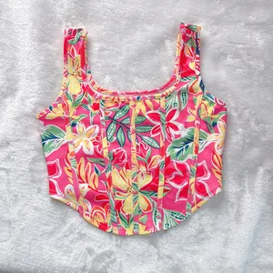 Crop top a corsetto con vivace stampa floreale, spalline larghe e bordo curvo.