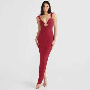 Vue d'ensemble d'une robe longue rouge moulante sexy avec décolleté en V profond.